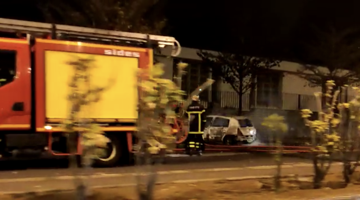 En marge d'Halloween, un véhicule incendié vers le rond point CGSS à St-Denis