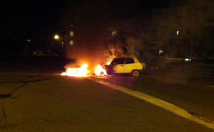 23h20 : Deux voitures en feu à la Rivière des Galets