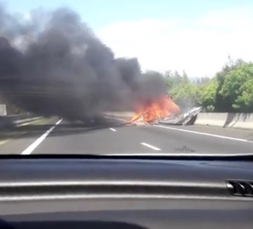 ? Un camion en feu sur la 4 voies de l’Étang-Salé