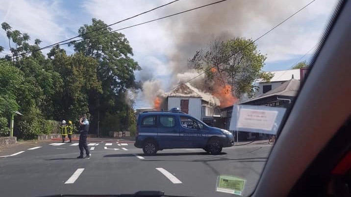Le Tampon : Une maison en feu au bord de la route nationale