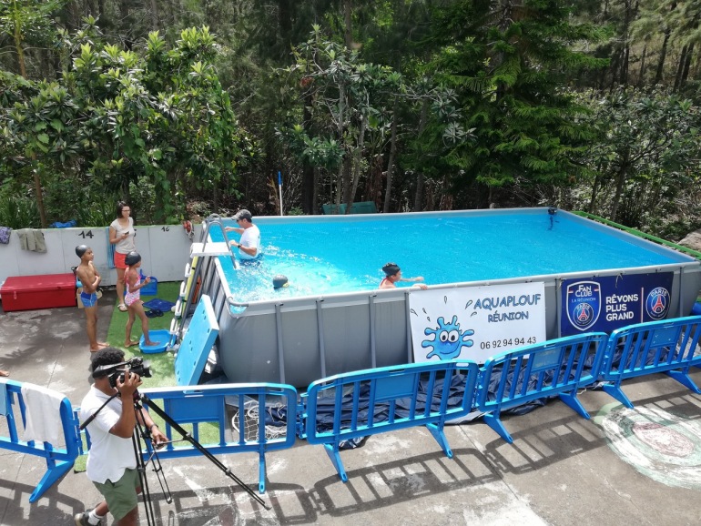 Les petits Mafatais nagent dans une piscine mobile