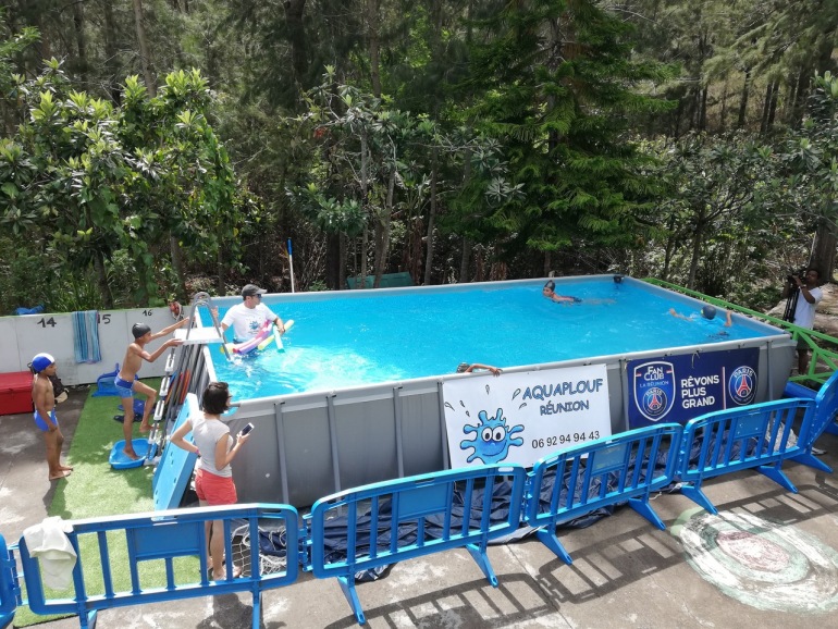 Les petits Mafatais nagent dans une piscine mobile