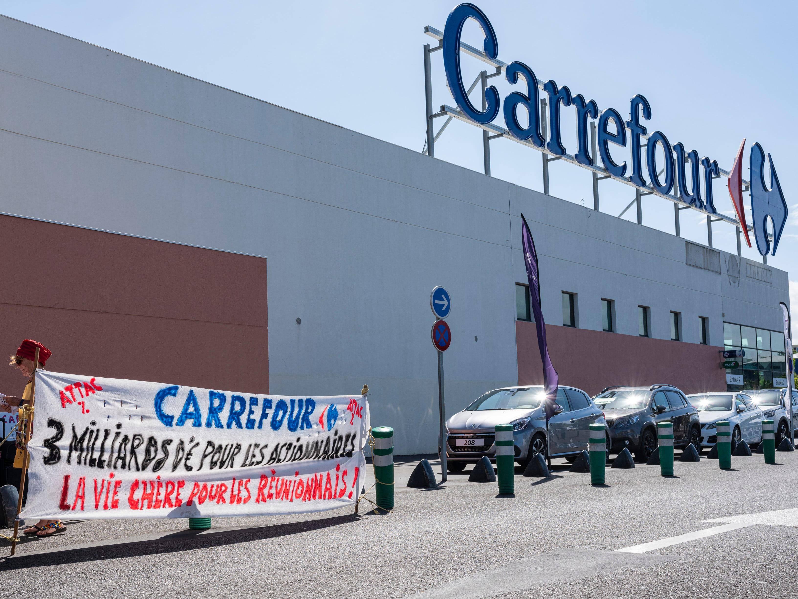 ? Action contre le suremballage et les dividendes des actionnaires au Carrefour St-Pierre