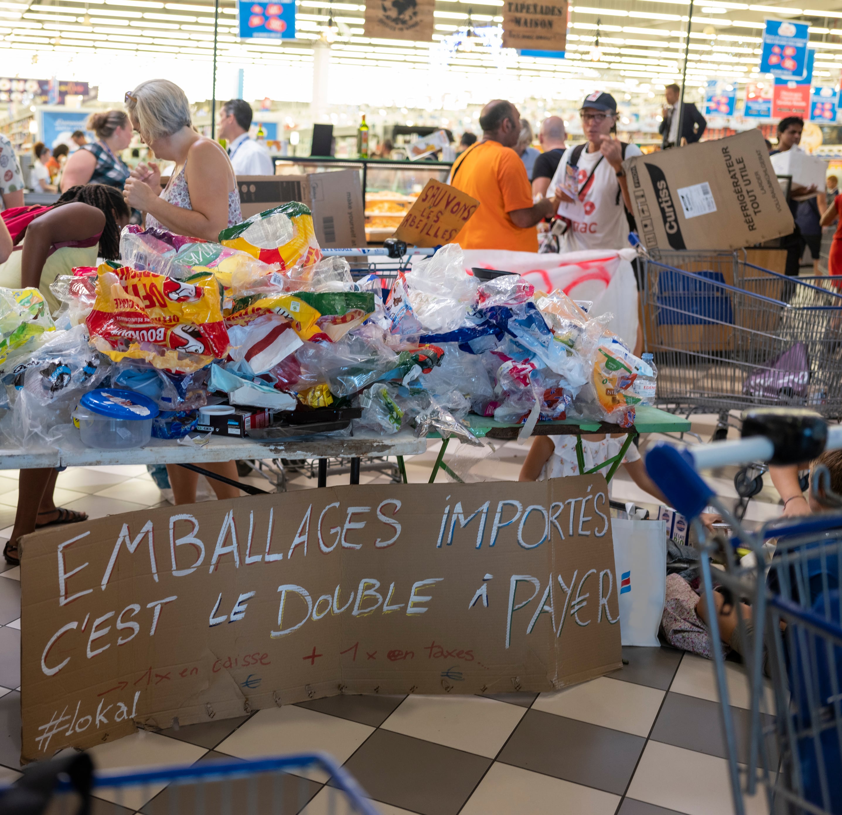 ? Action contre le suremballage et les dividendes des actionnaires au Carrefour St-Pierre