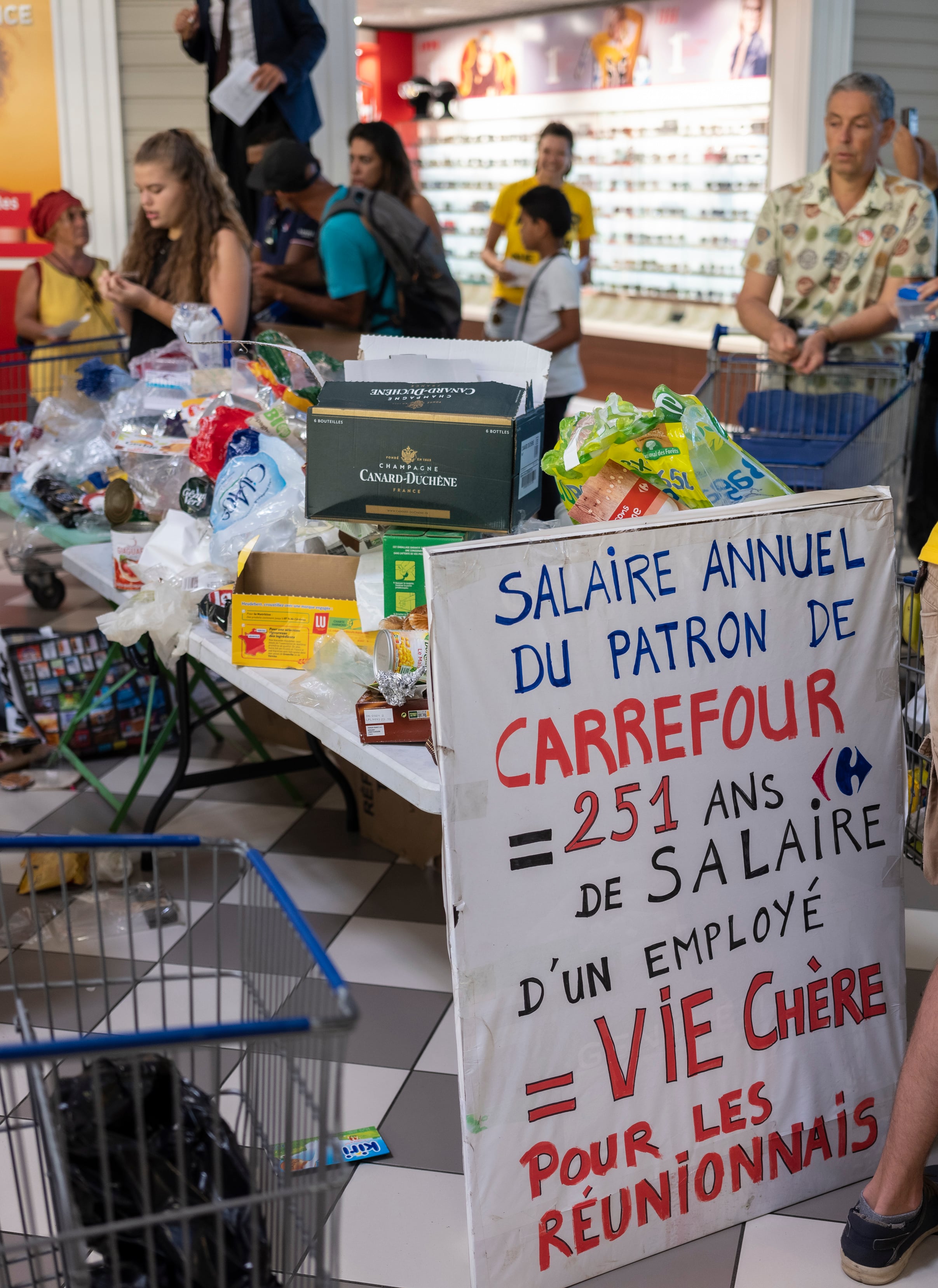 ? Action contre le suremballage et les dividendes des actionnaires au Carrefour St-Pierre