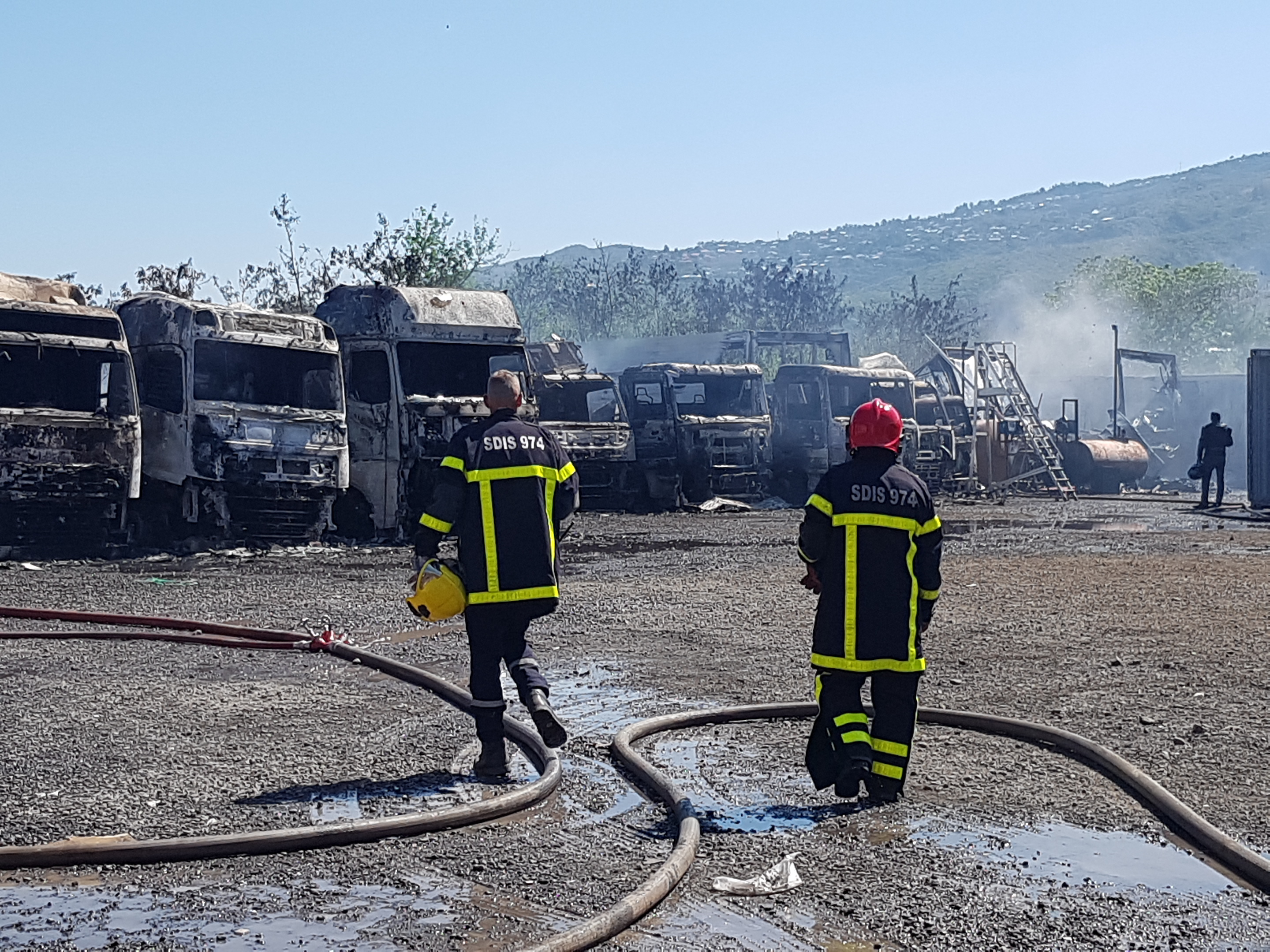 Une flotte de camions détruite: 