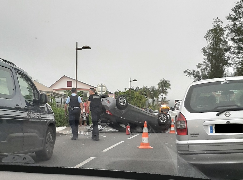  ?Accident spectaculaire aux Makes, une voiture sur le toit