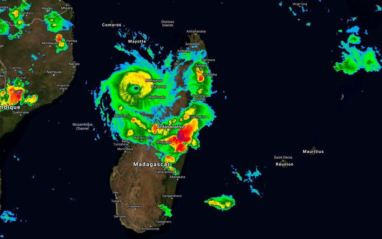 Cyclone Belna: l'oeil de plus en plus net touche terre à 28km de Soalala à 17h/Mada