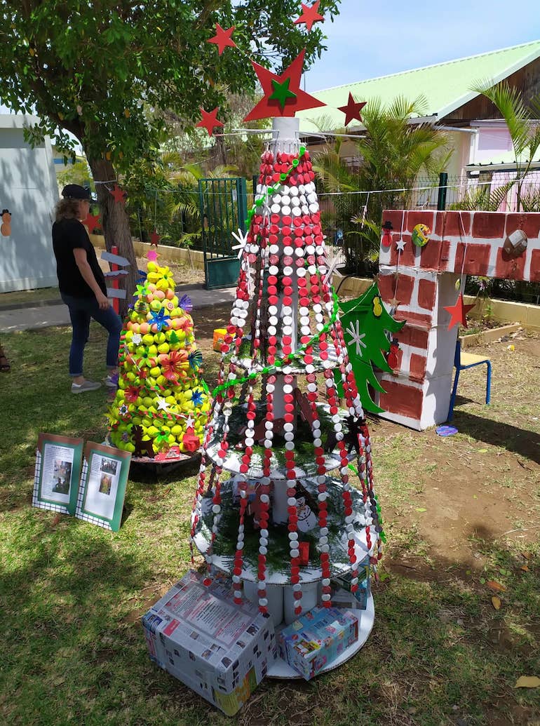 Quand les marmailles fabriquent des arbres de Noël