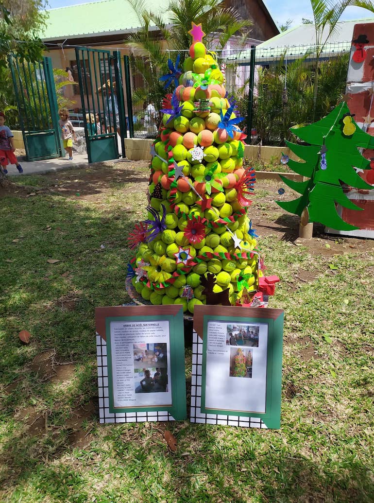 Quand les marmailles fabriquent des arbres de Noël