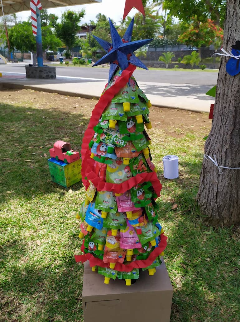 Quand les marmailles fabriquent des arbres de Noël