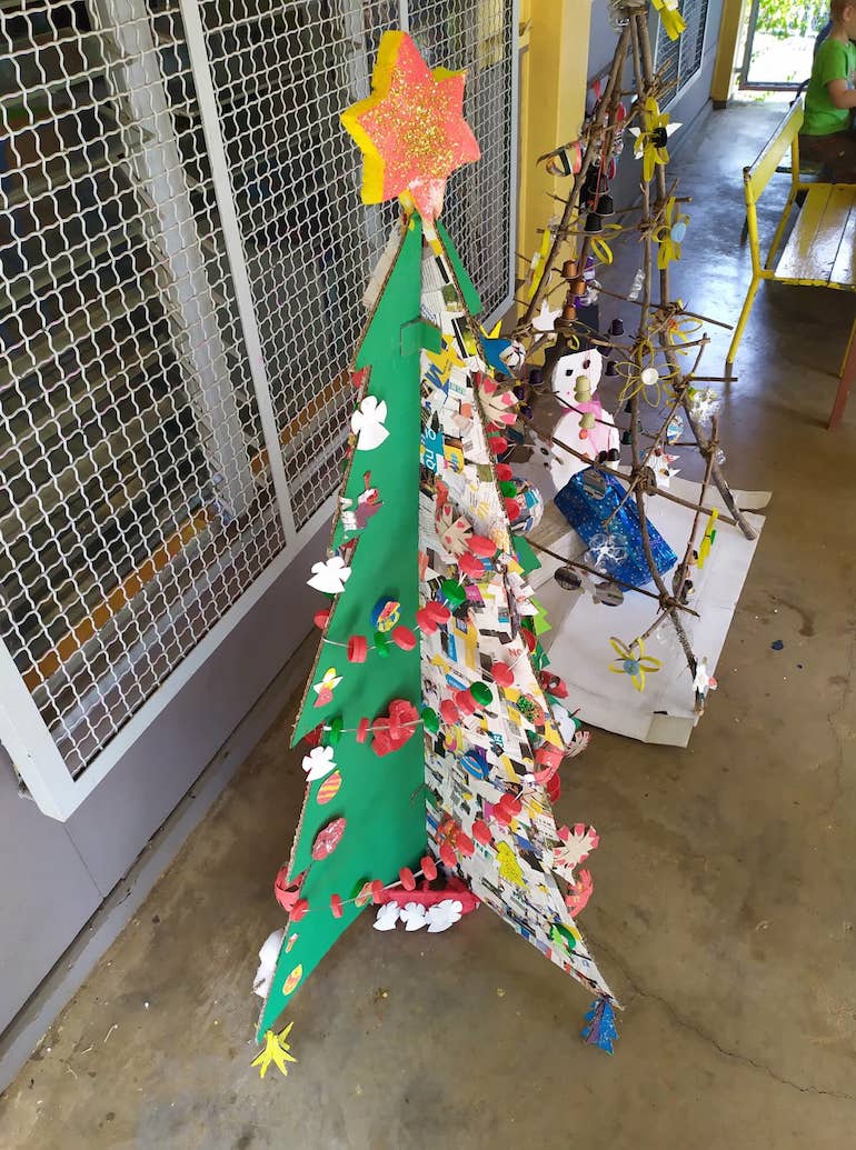 Quand les marmailles fabriquent des arbres de Noël
