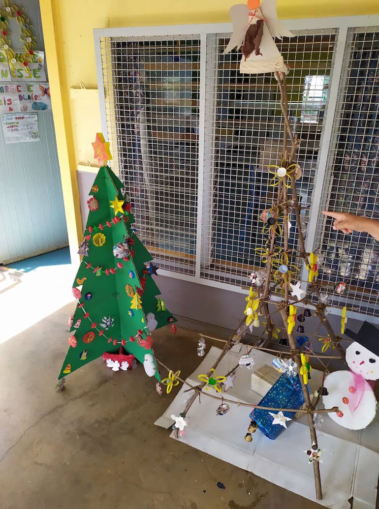 Quand les marmailles fabriquent des arbres de Noël