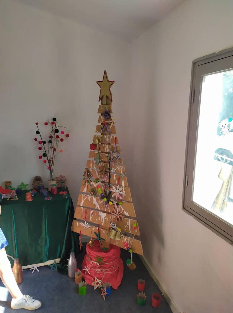 Quand les marmailles fabriquent des arbres de Noël