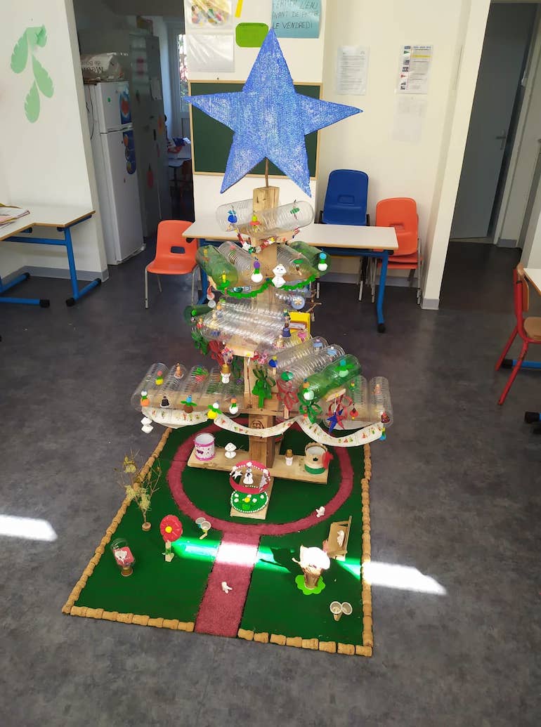 Quand les marmailles fabriquent des arbres de Noël