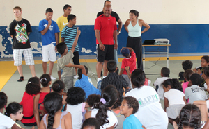 Maurice Greene dans une école du Moufia