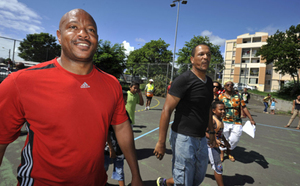 Maurice Greene dans une école du Moufia