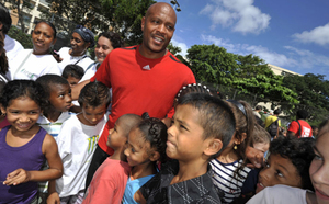 Maurice Greene dans une école du Moufia