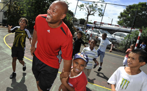 Maurice Greene dans une école du Moufia