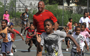Maurice Greene dans une école du Moufia