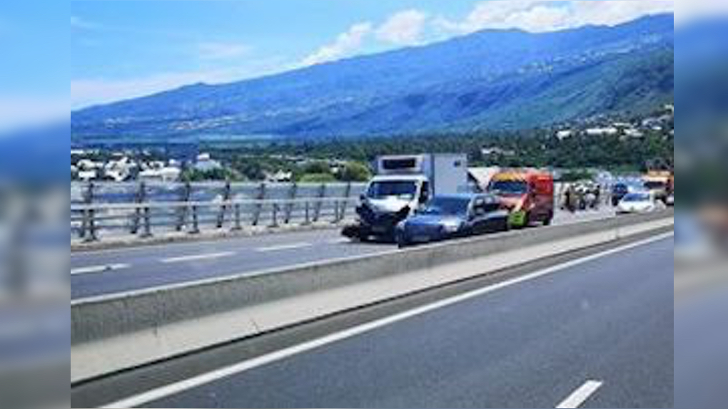 Route des Tamarins: Spectaculaire accident à l'entrée du viaduc St-Paul