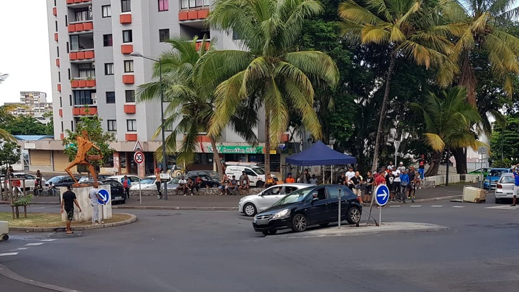 La route des Camélias bloquée en soutien au motard accidenté