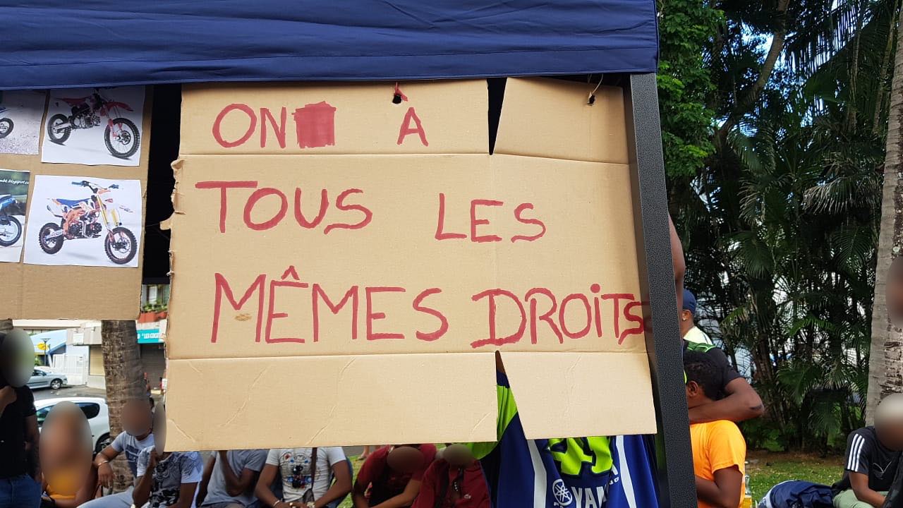 La route des Camélias bloquée en soutien au motard accidenté