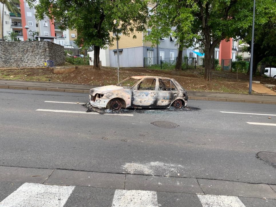 Voitures brûlées, feux de poubelles, jets de galets...Réveil douloureux aux Camélias