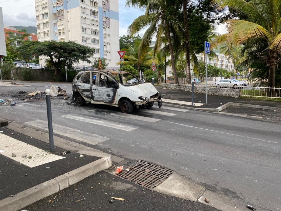 Voitures brûlées, feux de poubelles, jets de galets...Réveil douloureux aux Camélias