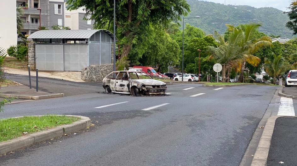 Voitures brûlées, feux de poubelles, jets de galets...Réveil douloureux aux Camélias