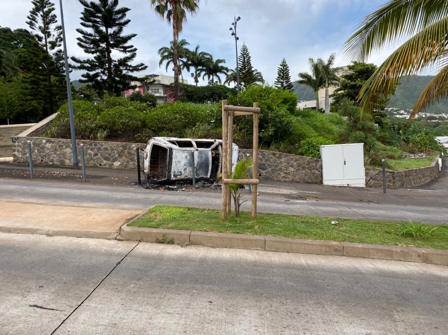 Voitures brûlées, feux de poubelles, jets de galets...Réveil douloureux aux Camélias