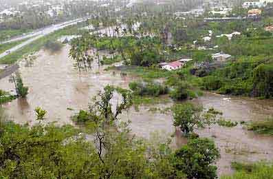 Cyclone intense DINA le 22 Janvier 2002: dur à croire mais la Réunion et Maurice ont échappé au pire