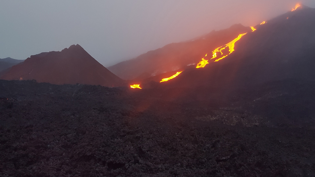 Volcan : Premières images en direct de la nouvelle coulée