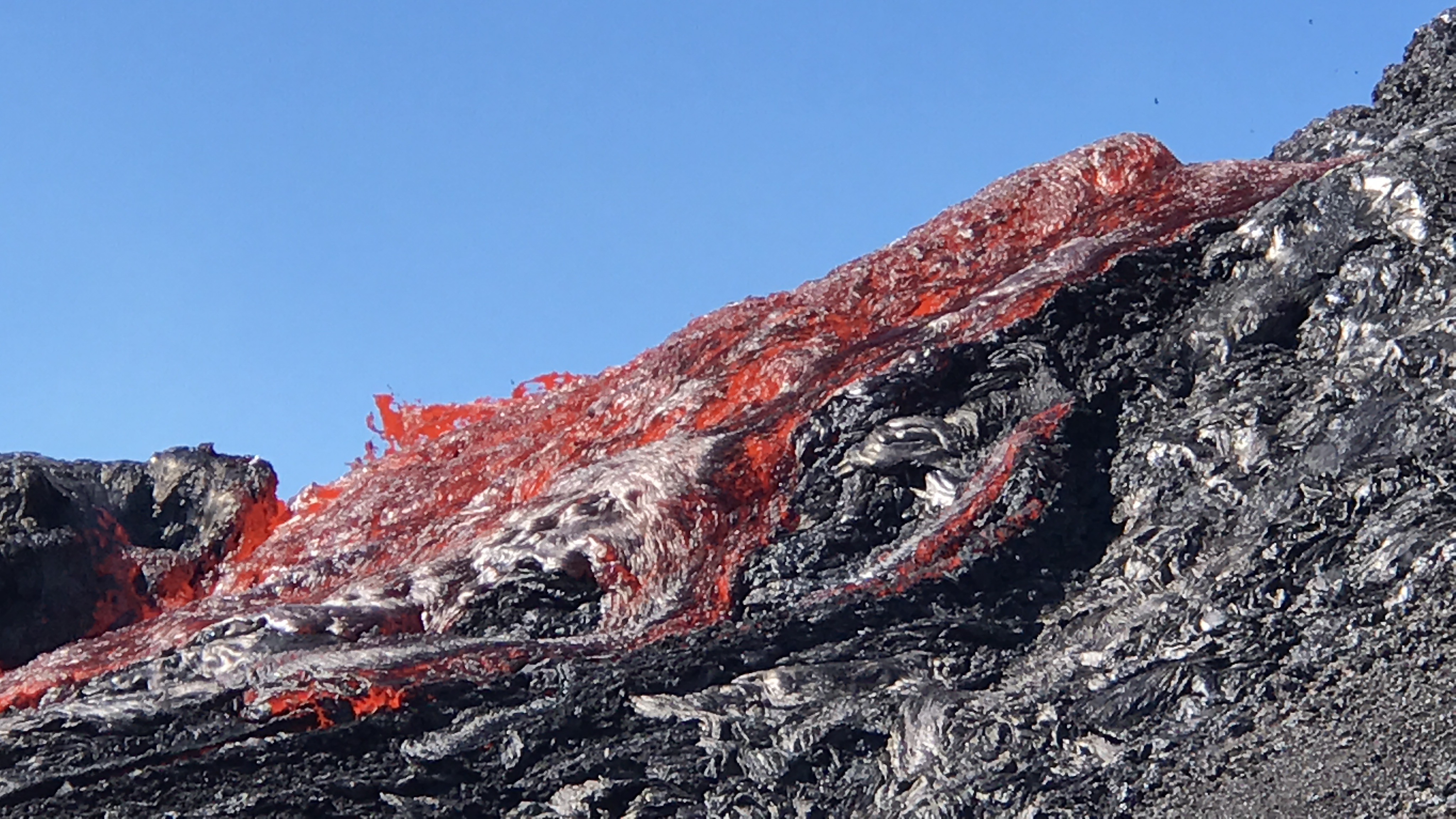 Volcan : Les images époustouflantes au plus près de la lave