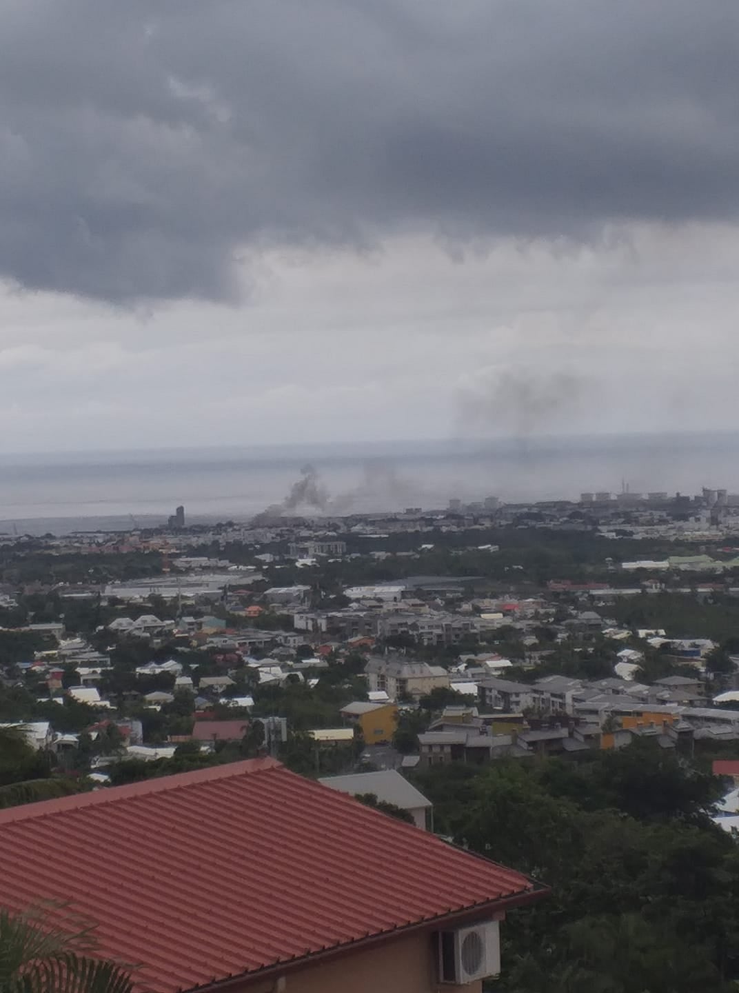Le Port: Un bâtiment en feu près du terminal sucrier