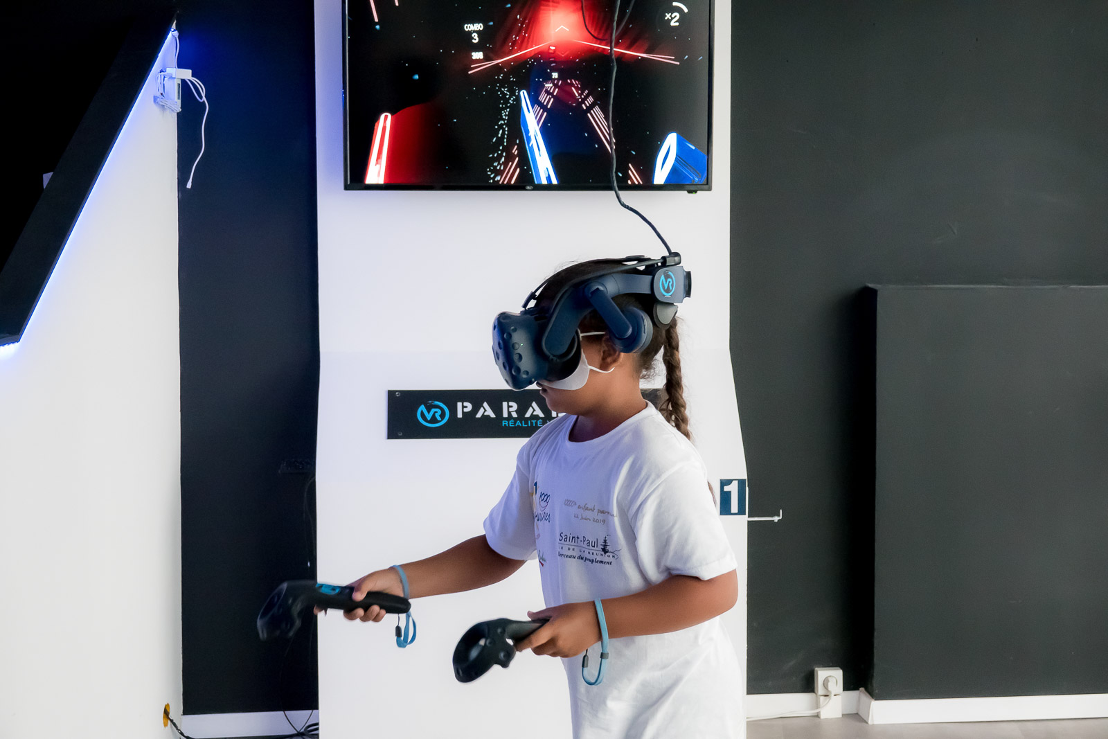 Les marmailles de 1000 Sourires découvrent  la réalité virtuelle avec VR Paradoxe