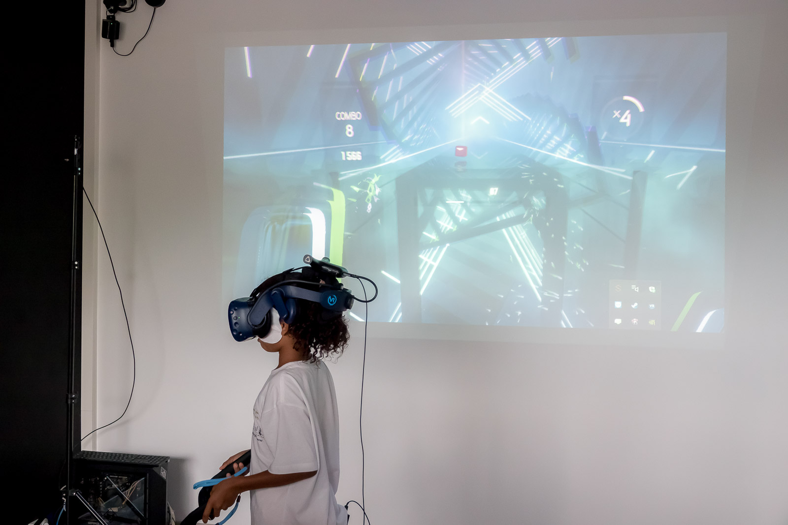 Les marmailles de 1000 Sourires découvrent  la réalité virtuelle avec VR Paradoxe