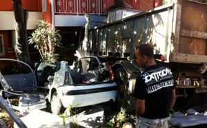 St-Gilles: Un poids-lourd entraîne une voiture et finit sa course dans une cour
