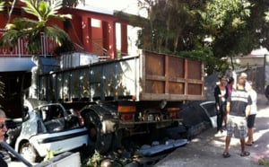 St-Gilles: Un poids-lourd entraîne une voiture et finit sa course dans une cour