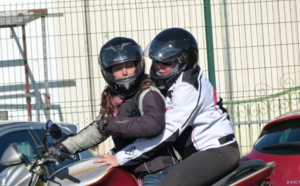 La tête dans le casque