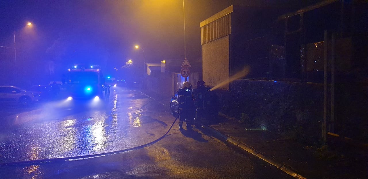 Incendie dans la zone d'activités Foucherolles à Sainte-Clotilde