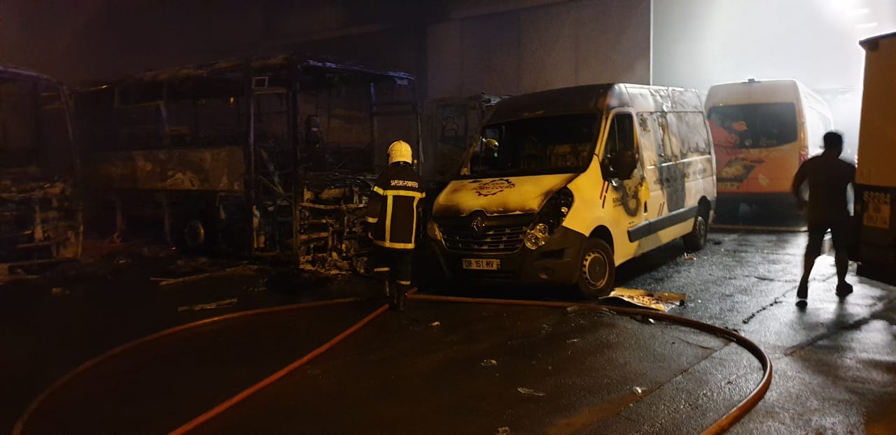 Incendie dans la zone d'activités Foucherolles à Sainte-Clotilde