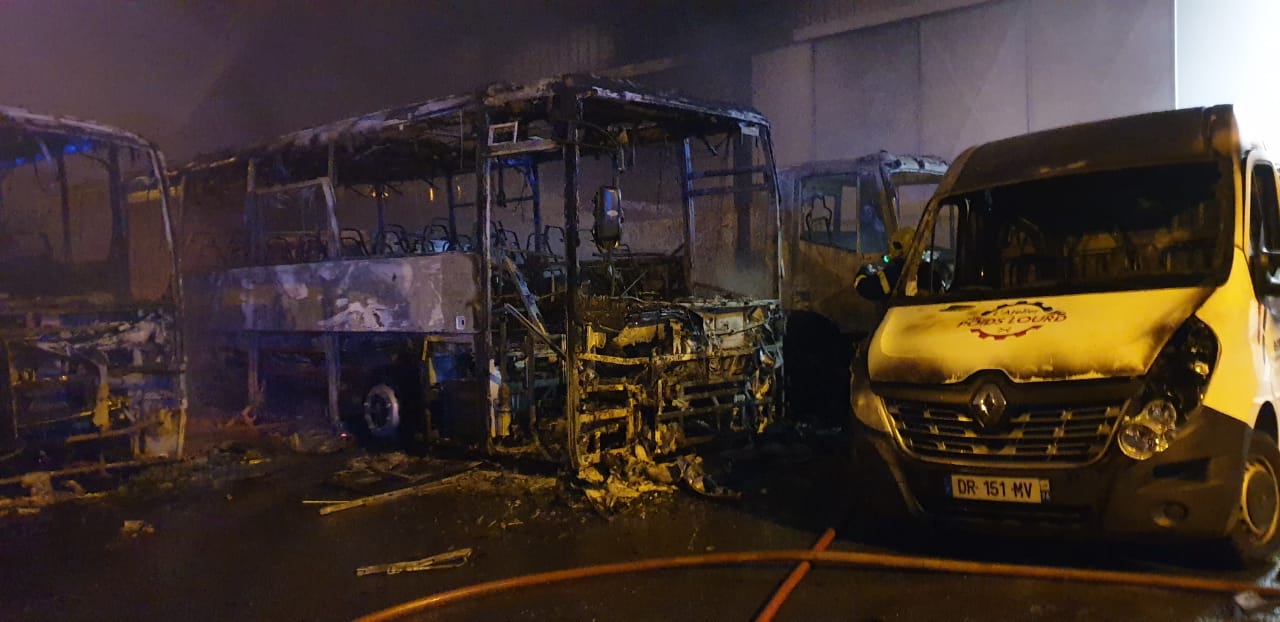 Incendie dans la zone d'activités Foucherolles à Sainte-Clotilde