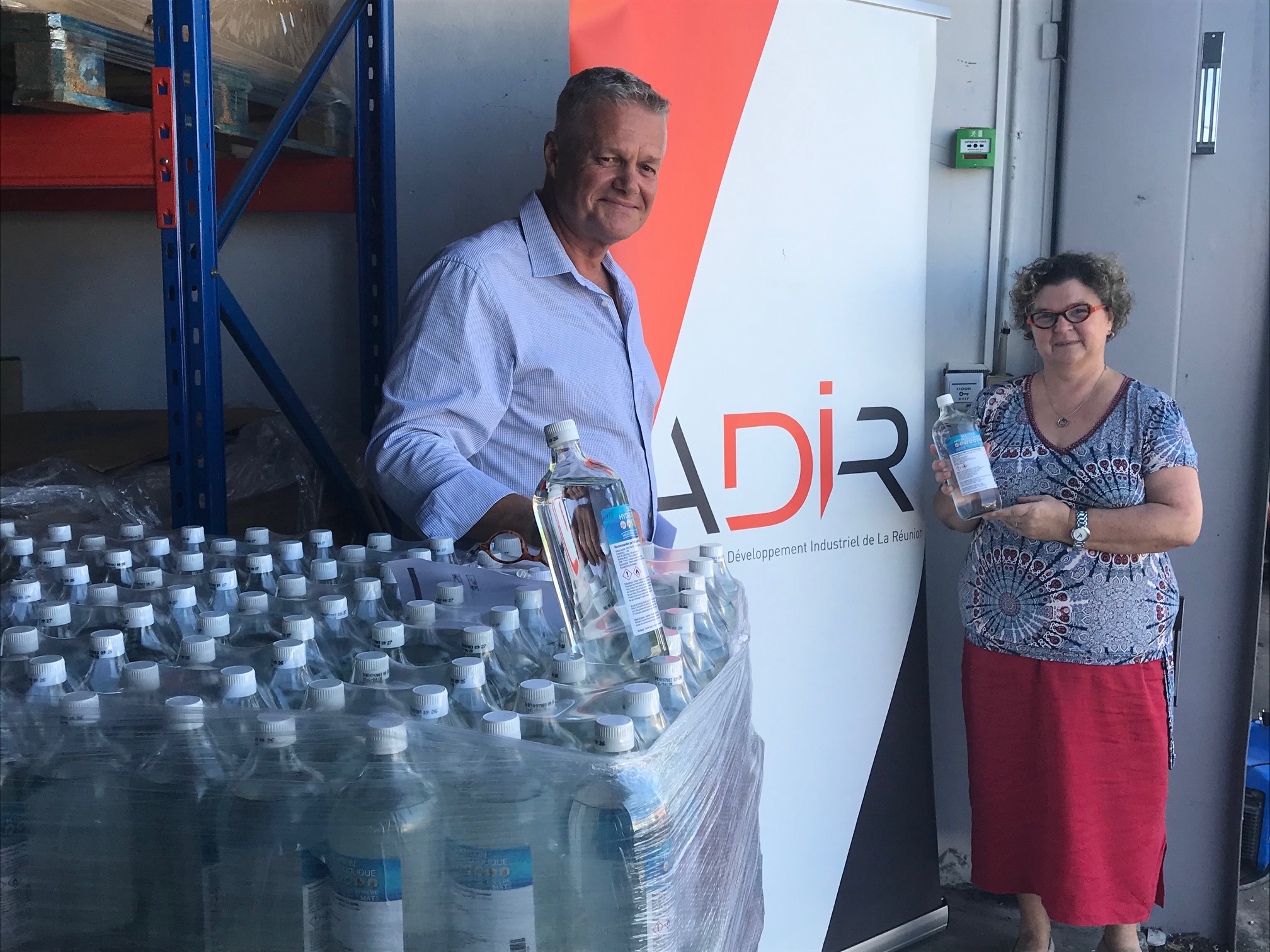 1 500 litres de solution hydroalcoolique offerts par l'Adir à l'Union régionale des médecins libéraux