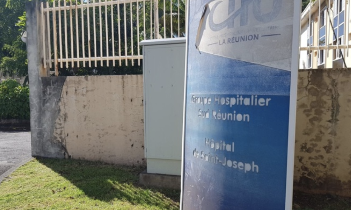 À 82 ans et sous respirateur artificiel, il est transféré dans un hôpital sans réanimateur