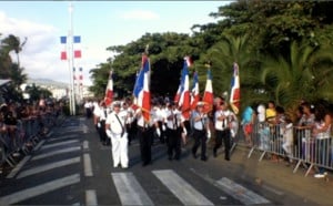 Fête nationale : St-Pierre défile sur le front de mer et se prépare au feu d'artifice
