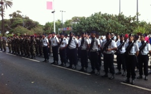 Les forces militaires et civiles défilent au Barachois
