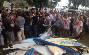 Des manifestants demandent au Préfet d'ouvrir la pêche au requin dans la réserve