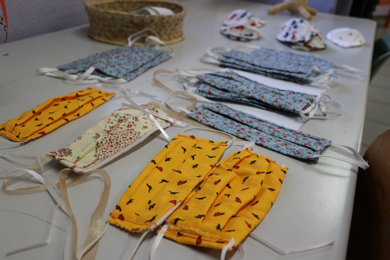 Initiative de quartier : confection de masques à Saint-Leu
