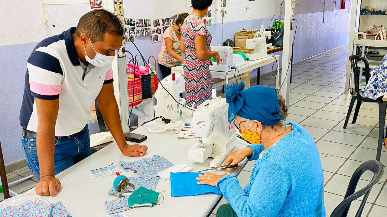 Initiative de quartier : confection de masques à Saint-Leu